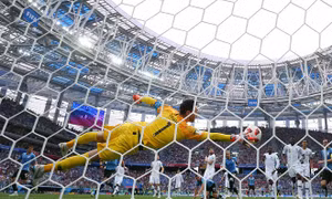 World Cup 2018: Video pha cứu thua không thể tin nổi của Hugo Lloris