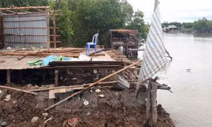 Sạt lở đất ven sông làm sụp 6 nhà dân ở Cà Mau