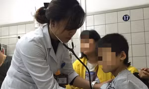 Bé trai 8 tuổi bị tan máu cấp nặng do nhiễm độc khi ăn thịt bò khô nhuộm hóa chất