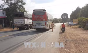 Xe khách tông xe máy trên Quốc lộ 14 khiến một người tử vong