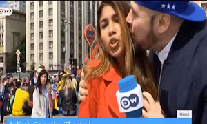 World Cup 2018: Fan sàm sỡ vòng 1, cưỡng hôn nữ phóng viên xinh đẹp