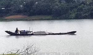 Ngăn chặn khai thác cát trái phép ở vùng giáp ranh