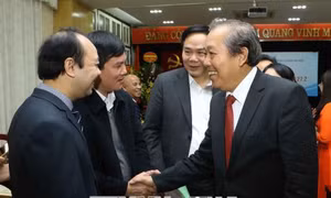 Phó Thủ tướng Trương Hòa Bình chúc mừng thầy thuốc BV Răng Hàm mặt Trung ương Hà Nội 