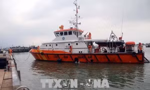 Tàu hải quân đưa ngư dân bị bệnh nặng về đất liền điều trị 