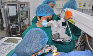 Hai em nhỏ được nhận giác mạc của bé gái 12 tuổi vừa qua đời