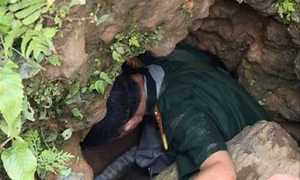Đưa thi thể phu vàng thứ 2 ra khỏi hang sâu