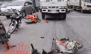 Xe máy bị kéo lê 10m sau va chạm với xe tải, hai người thương vong 