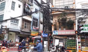 Ngổn ngang cáp viễn thông tại phố Đội Cấn