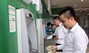 ‘Ồ ạt’ tăng phí giao dịch thẻ ATM, ngân hàng vẫn kêu chưa đủ bù lỗ