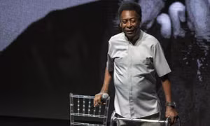 Huyền thoại bóng đá Pele đột quỵ