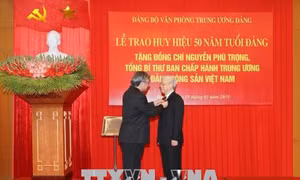 Tổng Bí thư Nguyễn Phú Trọng nhận Huy hiệu 50 năm tuổi Đảng