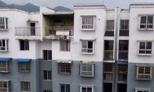 Bị bố mắng, cậu bé 12 tuổi trèo ra mái cửa sổ tầng 5 nằm ngủ