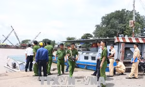 Ca nô va chạm với sà lan, một công an viên mất tích 