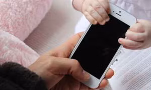 Có nên cấm trẻ hoàn toàn không dùng smartphone?