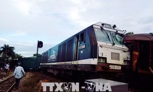 Tàu hàng đấu đầu tại sân ga Núi Thành, đầu máy và toa tàu chệch đường ray