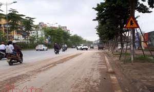 Công an quận Tây Hồ xử lý xe gây bụi bẩn trên đường Võ Chí Công