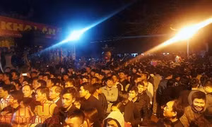 Xem clip dòng người nối dài chờ phát ấn đền Trần Nam Định 2018