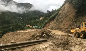 Thâu đêm thông tuyến quốc lộ bị chia cắt do mưa lũ