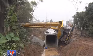 Xe cẩu bất ngờ lật nhào, đè sập hai phòng trọ