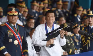 Philippines sắp phát súng cho 42.000 quan chức để trấn áp tội phạm