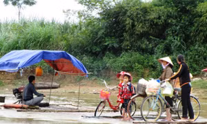 Bất chấp hiểm nguy, ngày ngày người dân Ngọc Lặc vượt sông Âm bằng cầu tạm, bè mảng 