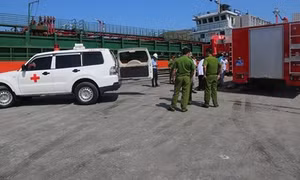 Ba thuyền viên chết ngạt thương tâm trong khoang tàu chứa mật mía 