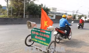 Cán bộ truyền thanh xã sáng chế xe hút đinh để hạn chế tai nạn giao thông