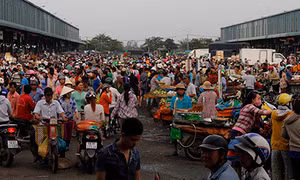 Cần giải quyết rốt ráo tình trạng chợ tự phát 'bao vây' chợ đầu mối 
