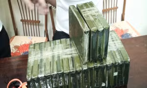 Mật phục, bắt quả tang 2 đối tượng vận chuyển 23 bánh heroin