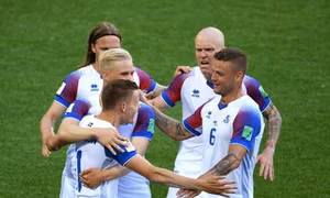 Nữ cổ động viên Nga dành tình cảm cho Iceland 
