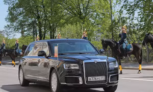 Tổng thống Putin xuất hiện cùng siêu xe mới coóng trong lễ nhậm chức
