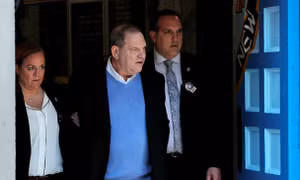 Mức bảo lãnh tại ngoại của Harvey Weinstein lên tới 1 triệu USD