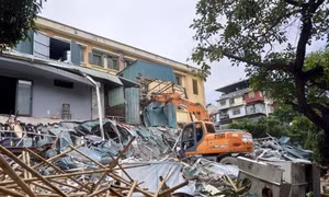 Ngổn ngang phế thải sau cưỡng chế tại dự án mương cống hóa Phan Kế Bính 