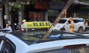 Thanh sắt rơi từ công trình đâm xuyên nóc taxi, một người tử vong ngay tại chỗ