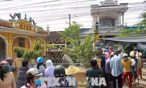 Người dân hiếu kỳ đến xem khối đá nổi trên mặt nước ở Long An 