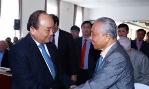 Thủ tướng Nguyễn Xuân Phúc gặp mặt cán bộ hưu trí Văn phòng Chính phủ 