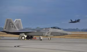 Tiêm kích tàng hình F-22 của Mỹ làm được gì trong đòn không kích Syria?