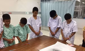 Đội bóng thiếu niên Thái Lan tri ân thợ lặn thiệt mạng trong chiến dịch giải cứu Tham Luang