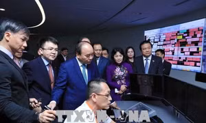 Thủ tướng Nguyễn Xuân Phúc thăm Cảng Singapore và Supply Chain City 