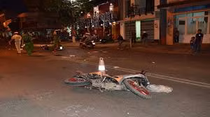 Xe máy va chạm ô tô, hai mẹ con tử vong thương tâm