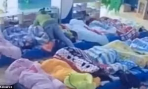 Cô giáo mầm non phủ chăn kín đầu giữ chặt người học sinh, bắt ngủ trưa