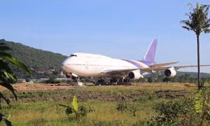 Nông dân Thái Lan sửng sốt khi sáng sớm thấy máy bay Boeing 747 đậu giữa cánh đồng