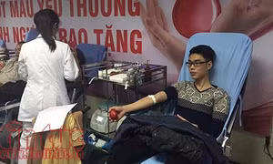 Trời mưa rét, nhiều người vẫn xếp hàng hiến máu nhóm O