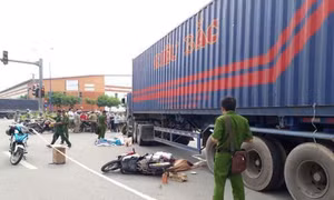 Xe container cán xe máy, 2 vợ chồng thiệt mạng, bé trai 8 tuổi thương nặng