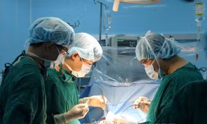 Mảnh xương sắc nhọn đâm thủng thành phế quản, gây chảy máu ồ ạt trong phổi