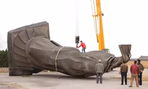 Gió lớn quật đổ tượng đồng Tần Thủy Hoàng nặng 6 tấn