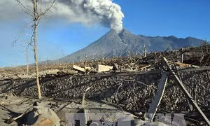 Núi lửa Merapi phun trào, Indonesia khẩn cấp sơ tán người dân