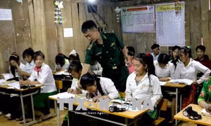 Chiến sỹ quân hàm xanh 'gieo chữ trên non'