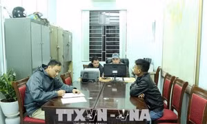 Tạm giữ phương tiện đổ trộm 10 tấn rác thải tại Quảng Ninh