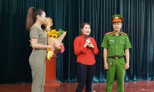 Cư dân chung cư Carina tri ân cảnh sát phòng cháy chữa cháy
